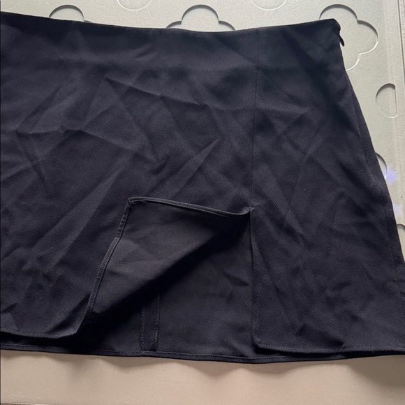 🆕 ZARA Black Mini Skirt with Slit Size XL - Picture 9 of 14